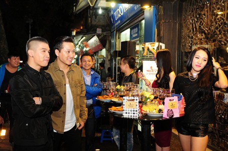 Cường seven và nhiều hot girl của Hà Nội cũng đến chúc mừng Tuấn Hưng